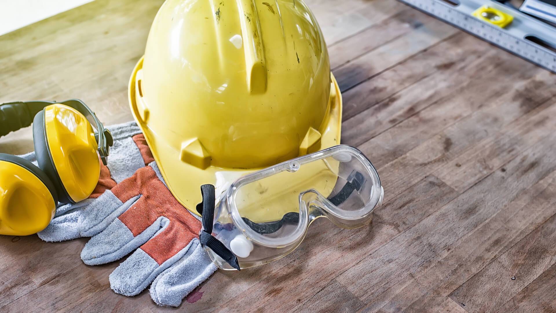 đồ bảo hộ lao động là yếu tố không thể thiếu đối với sự an toàn và bảo vệ cho người lao động